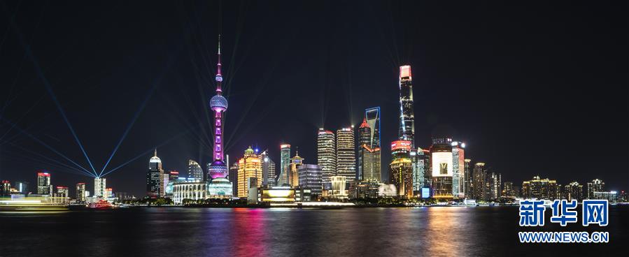 11月4日拍摄的上海陆家嘴光影秀。 当晚，上海陆家嘴开始上演进博会主题光影秀，多彩灯光随着音乐律动闪耀，展示上海开放、创新、包容的城市品格。 新华社记者 张豪夫 摄