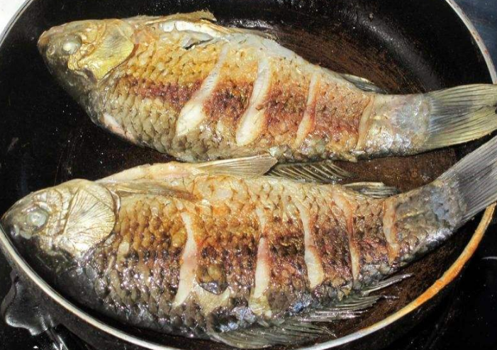 煎鱼总破皮？学会3种煎鱼法，什么鱼都适用，鱼皮完整，皮香肉嫩