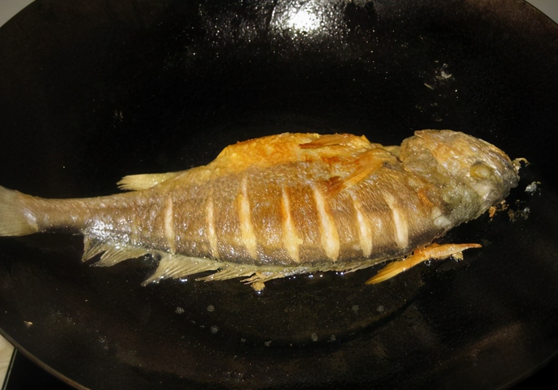煎鱼总破皮？学会3种煎鱼法，什么鱼都适用，鱼皮完整，皮香肉嫩