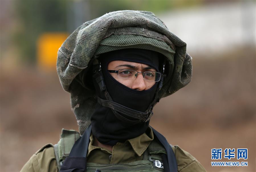 11月4日，一名以色列安全人员在约旦河西岸城市纳布卢斯附近的哨所警戒。 以色列国防军4日发表声明说，当日以军在约旦河西岸城市纳布卢斯附近开枪打死一名巴勒斯坦男子。 新华社发（艾曼·努巴尼 摄）