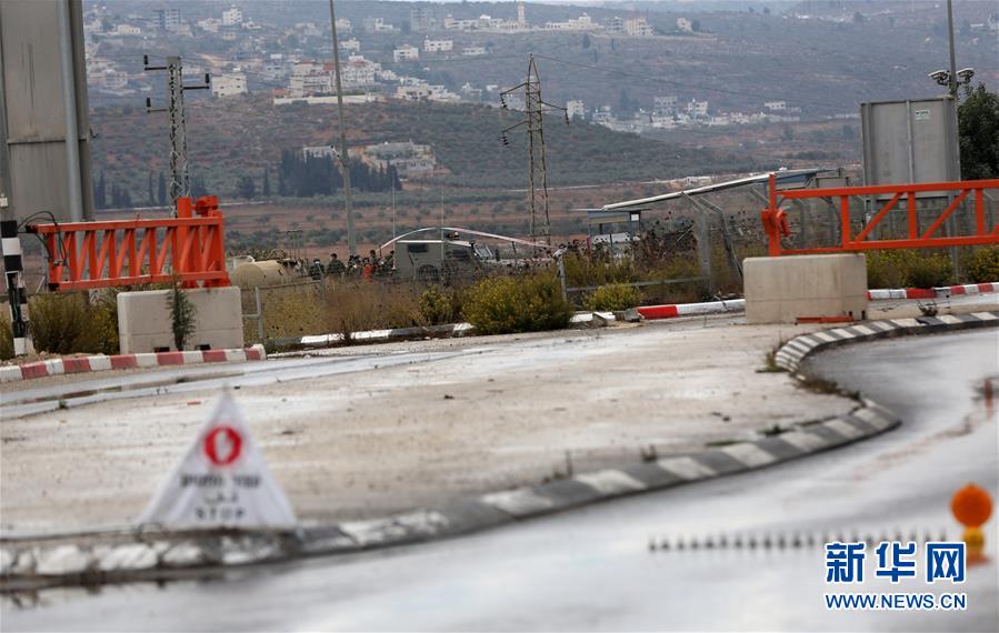 11月4日，以色列安全人员在约旦河西岸城市纳布卢斯附近的哨所警戒。 以色列国防军4日发表声明说，当日以军在约旦河西岸城市纳布卢斯附近开枪打死一名巴勒斯坦男子。 新华社发（艾曼·努巴尼 摄）