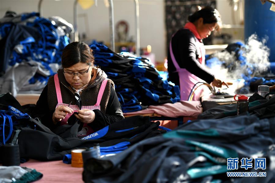 11月8日，在河北省石家庄市行唐县市同乡“巾帼扶贫车间”，当地妇女正在加工服装。 近年来，河北省石家庄市行唐县妇联强化妇女手工技能培训，通过实施“巧手创富工程”“巾帼扶贫车间”等项目，让农村妇女在家门口提升技能素质、掌握一技之长，助力贫困和留守妇女就业增收。 新华社发（许建园 摄）