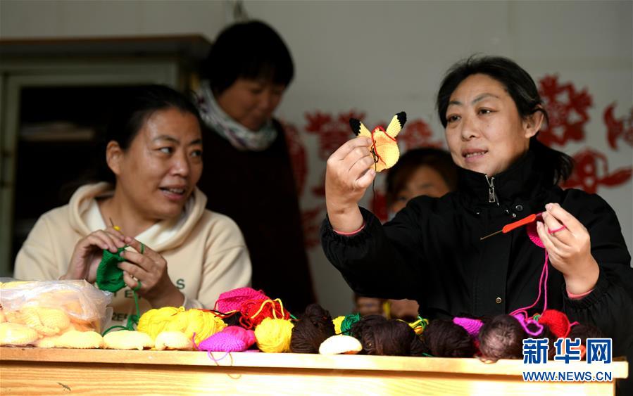 11月8日，在河北省石家庄市行唐县剪纸培训基地，女学员正在学习钩编技艺。 近年来，河北省石家庄市行唐县妇联强化妇女手工技能培训，通过实施“巧手创富工程”“巾帼扶贫车间”等项目，让农村妇女在家门口提升技能素质、掌握一技之长，助力贫困和留守妇女就业增收。 新华社发（许建园 摄）