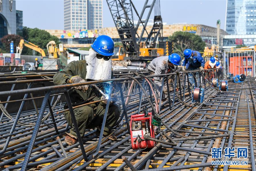 11月8日，在苏州市轨道交通8号线右岸街站施工现场，中铁十局城轨公司的工程人员在焊接钢筋笼。 当日，由中铁十局城轨公司承建的苏州市轨道交通8号线右岸街站第85幅地连墙混凝土顺利浇筑完成，各项建设工作稳步推进。据介绍，苏州市轨道交通8号线起于西津桥站，止于车坊站，线路全长35.5公里，共设置28座车站，计划于2024年9月开通试运营。 新华社记者 李博 摄