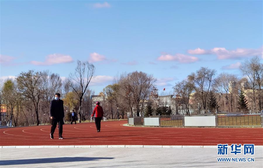市民在黑龙江省鹤岗市东山区新一体育公园散步（10月29日摄）。新华社记者 孙晓宇 摄