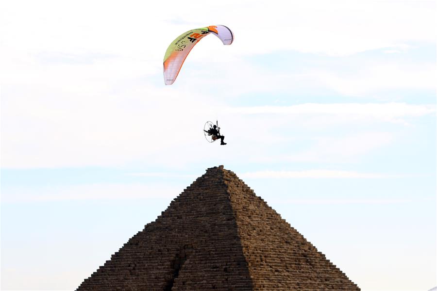 11月8日，在埃及吉萨，一名跳伞运动员进行跳伞表演。 第三届埃及国际跳伞节8日在埃及吉萨金字塔区域举行。 新华社发（艾哈迈德·戈马摄）