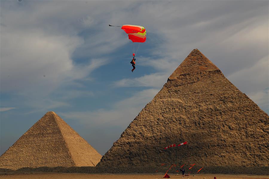 11月8日，在埃及吉萨，一名跳伞运动员进行跳伞表演。 第三届埃及国际跳伞节8日在埃及吉萨金字塔区域举行。 新华社发（艾哈迈德·戈马摄）