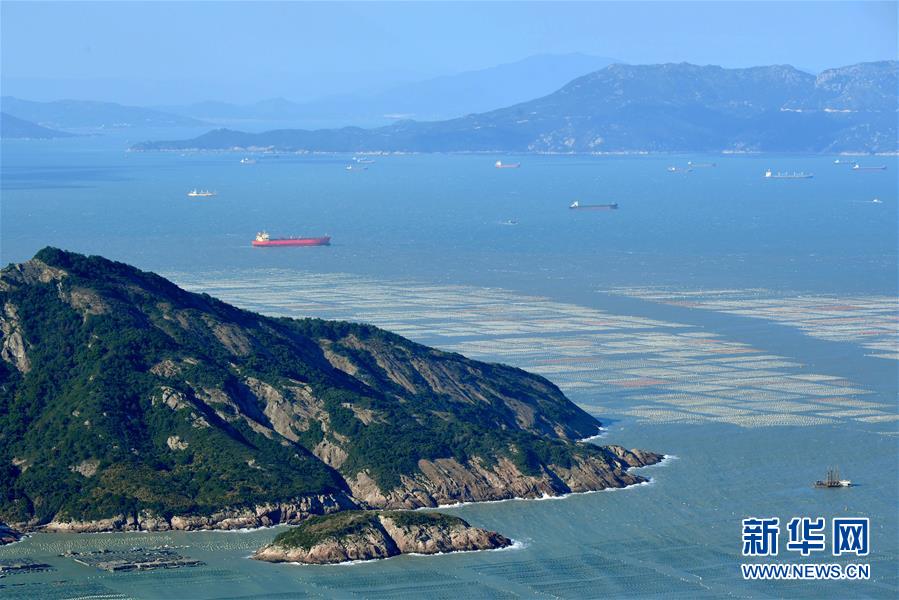 11月10日拍摄的连江县安凯乡的“海上牧场”。 当日，在福建省福州市连江县的“海上牧场”，渔民驾船穿梭在养殖网箱和浮标之间，呈现出一幅海上渔耕的壮美画卷。 新华社记者 魏培全 摄