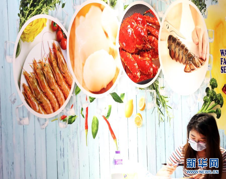 这是11月11日在展览现场拍摄的海产品展示牌。当日，“香港餐饮展暨亚洲高端食品展”在香港会议展览中心举行，约200家企业参展。新华社记者 李钢 摄