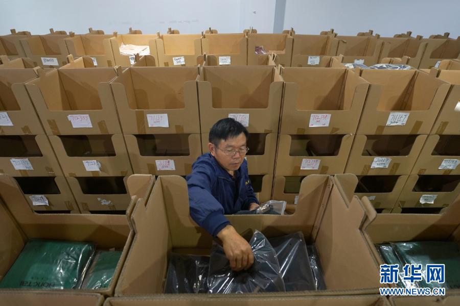 11月11日，清河县一家羊绒制品生产企业的员工在仓库整理羊绒衫。新华社记者 牟宇 摄