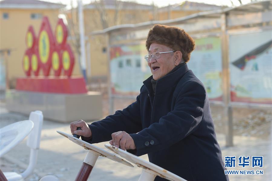 村民在内蒙古自治区包头市土默特右旗白青尧村锻炼身体（11月5日摄）。新华社记者 李志鹏 摄