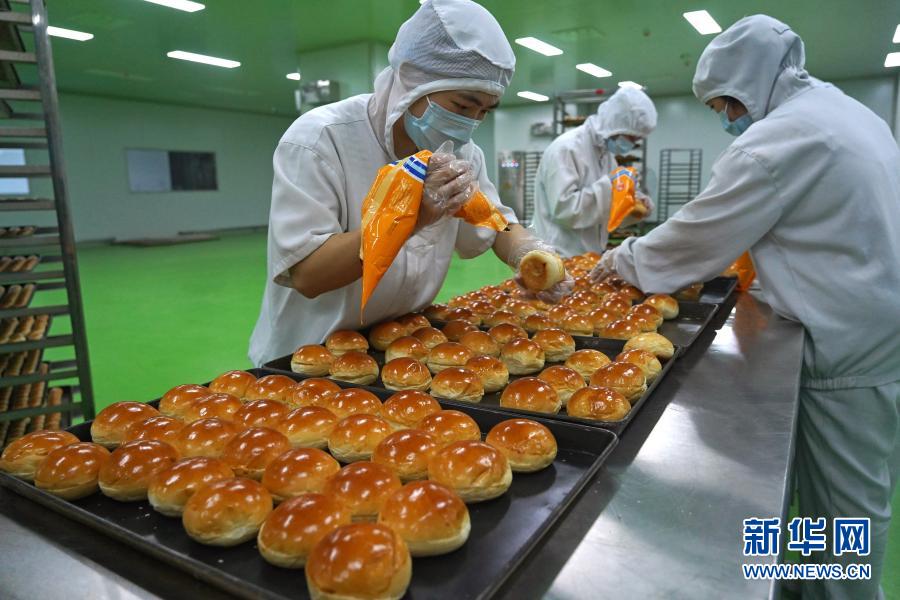 资溪县面包食品产业城内一家面包企业的工人在制作面包（11月11日摄）。近年来，江西省资溪县通过建设面包食品产业城、举办面包文化节、构建面包全产业链等举措，带动当地群众增收致富。据了解，资溪县12.6万人口中有近5万人从事面包及相关产业，有“中国面包之乡”称号。新华社记者 万象 摄