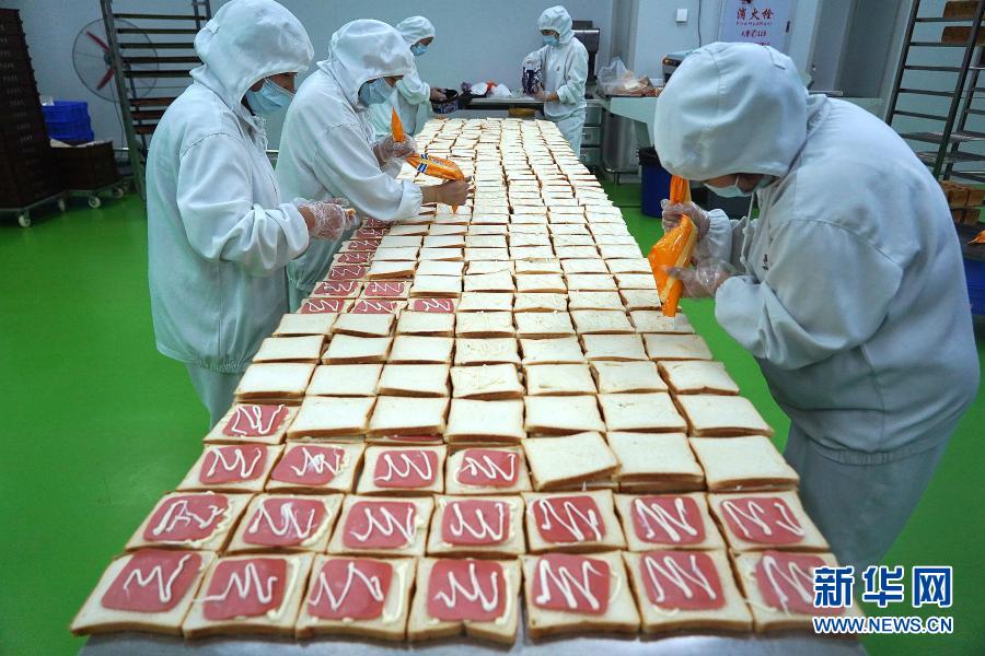 资溪县面包食品产业城内一家面包企业的工人在制作三明治（11月11日摄）。近年来，江西省资溪县通过建设面包食品产业城、举办面包文化节、构建面包全产业链等举措，带动当地群众增收致富。据了解，资溪县12.6万人口中有近5万人从事面包及相关产业，有“中国面包之乡”称号。新华社记者 万象 摄