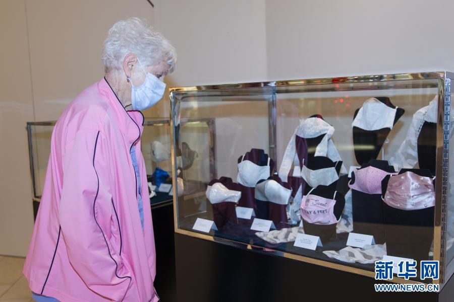 11月12日，在美国达拉斯，一位老人参观口罩时尚展览。由名人和时装设计师设计的口罩时尚展览近日在达拉斯举办，共展出超过60款口罩作品。展览将持续至11月30日。新华社发（田丹摄）