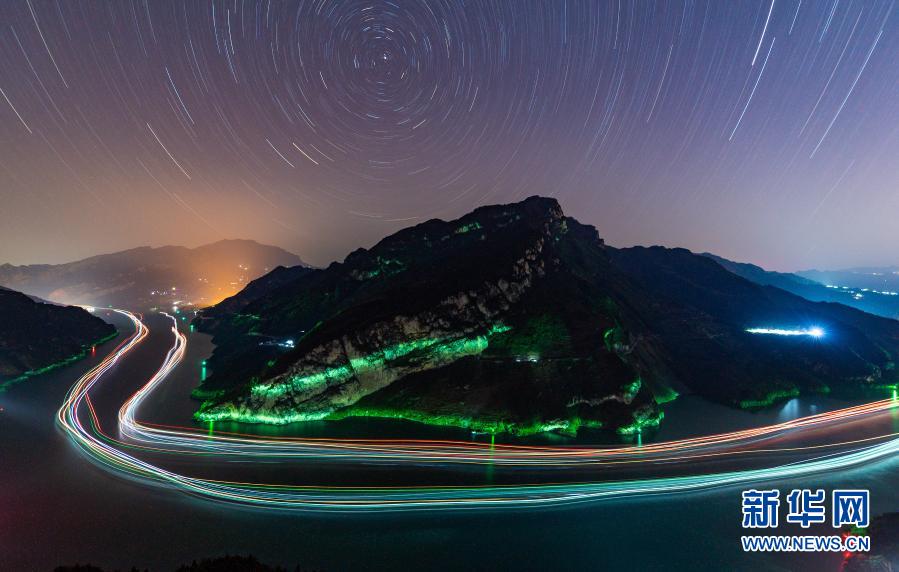 11月13日晚，船舶行驶在长江三峡西陵峡水域（长时间曝光拍摄）。三峡工程建成后，高峡出平湖，彻底结束了“自古川江不夜航”的历史。新华社发（郑家裕 摄）