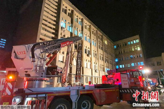 当地时间14日,罗马尼亚紧急情况署发布消息称,该国一家治疗新冠患者的医院发生火灾,导致10人死亡。图为消防人员在现场进行灭火作业。 点击进入下一页