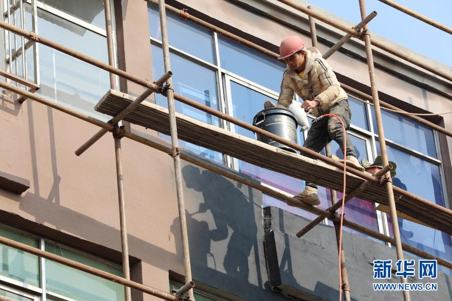 11月15日，工人在河南省焦作市温县一处老旧小区改造项目中施工。河南省焦作市温县为了改善老旧小区内的居民生活环境、提升居住品质，启动老旧小区改造工程，为老旧居民楼更换水电管网，墙体加装保温层，完善小区配套基础设施，优化美化环境，让老旧小区“旧貌换新颜”。新华社发（徐宏星 摄）