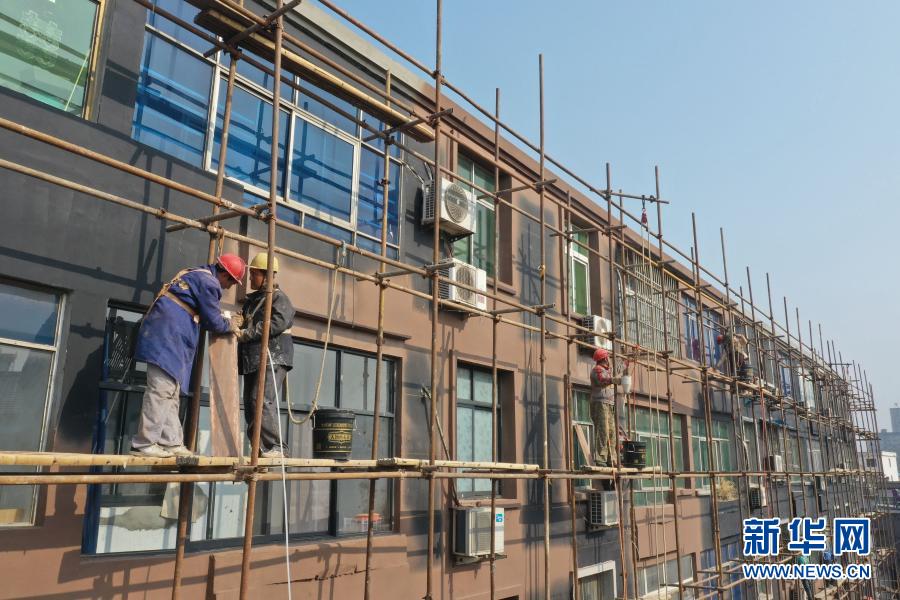 11月15日，工人在河南省焦作市温县一处老旧小区改造项目中施工。新华社发（徐宏星 摄）