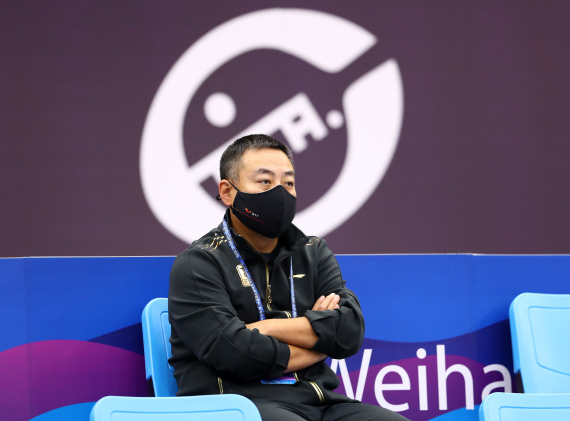 11月15日，中国乒协主席刘国梁在男子世界杯比赛场边观赛。新华社记者王东震 摄