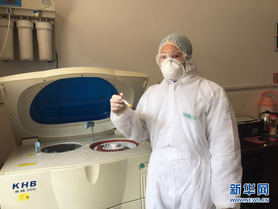 武汉市金口中心卫生院范湖分院化验员甘如意在工作中（资料照片）。新华社发