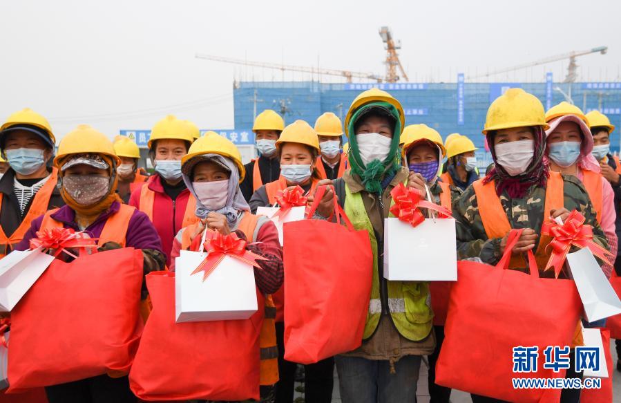 11月16日，在中建三局二公司北京公司怀柔中科院项目部，收到棉服、护肤品等慰问品的工友一起合影。当日，一场关爱工友送温暖活动在中建三局二公司北京公司怀柔中科院项目部举行。一线劳动者收到棉服、护肤品等慰问品，在冬日里收获一份温情。新华社记者 陈晔华 摄