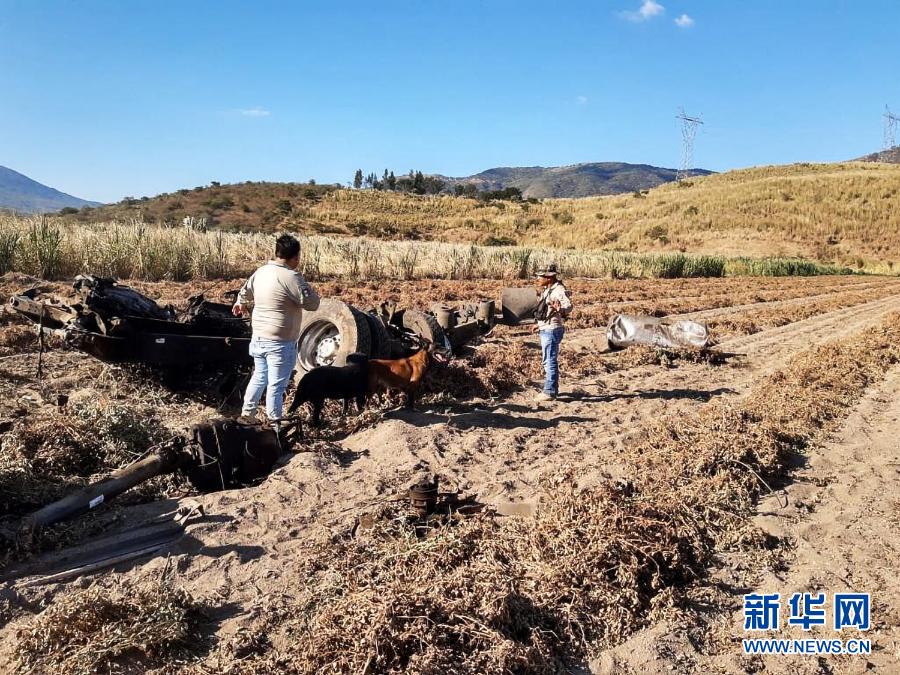 11月16日，在墨西哥纳亚里特州首府特皮克市至瓜达拉哈拉市的高速公路附近，工作人员调查爆炸事故残骸。墨西哥西北部纳亚里特州安全部门16日发表公报说，该州当天发生一起油罐车爆炸事故，造成12人死亡。新华社发