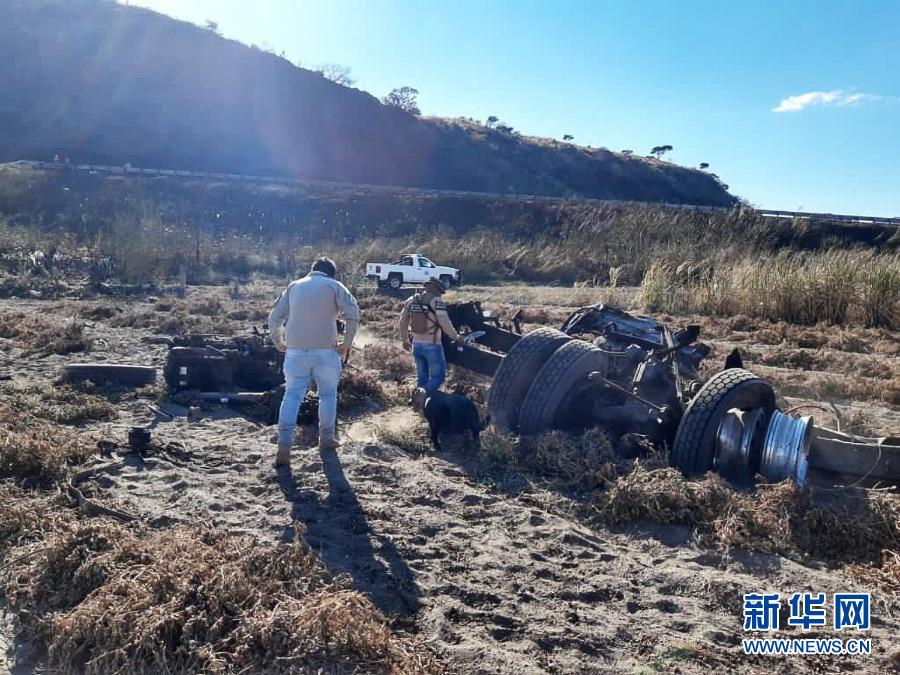 11月16日，在墨西哥纳亚里特州首府特皮克市至瓜达拉哈拉市的高速公路附近，工作人员调查爆炸事故残骸。墨西哥西北部纳亚里特州安全部门16日发表公报说，该州当天发生一起油罐车爆炸事故，造成12人死亡。新华社发