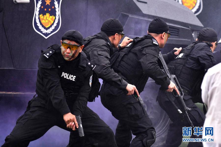 11月17日，在济南市公安局济南特警支队训练场，干警在进行特警战术动作实训展示。新华社记者 郭绪雷 摄