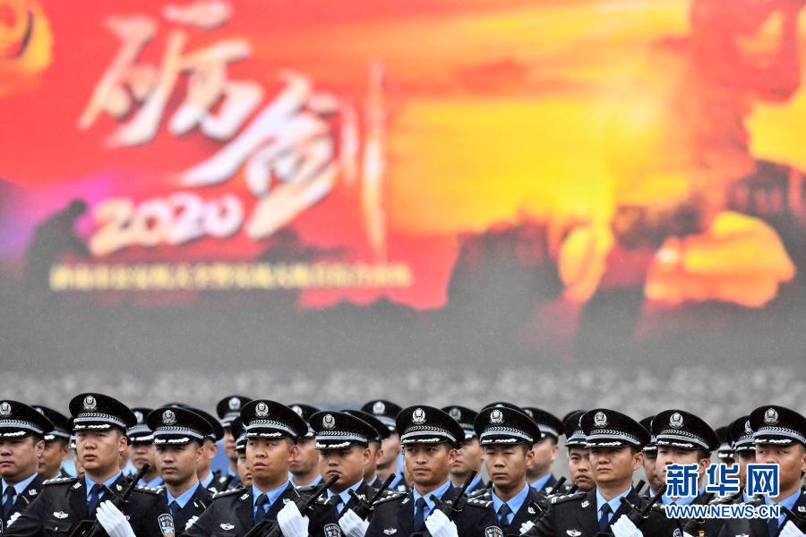 11月17日，在济南市公安局济南特警支队训练场，干警列队参加实战大练兵。新华社记者 郭绪雷 摄