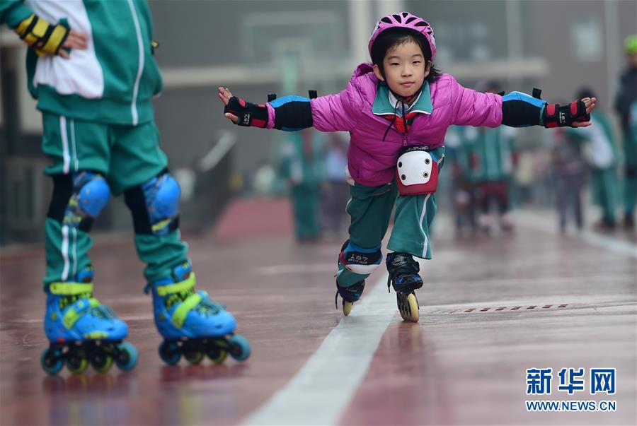 11月17日，沧州市实验小学的学生进行轮滑训练。 近年来，河北省沧州市持续推进“冰雪运动进校园”活动，将陆地冰壶、轮滑等旱地冰雪运动引入学校，培养青少年的参与热情。 新华社发（傅新春 摄）