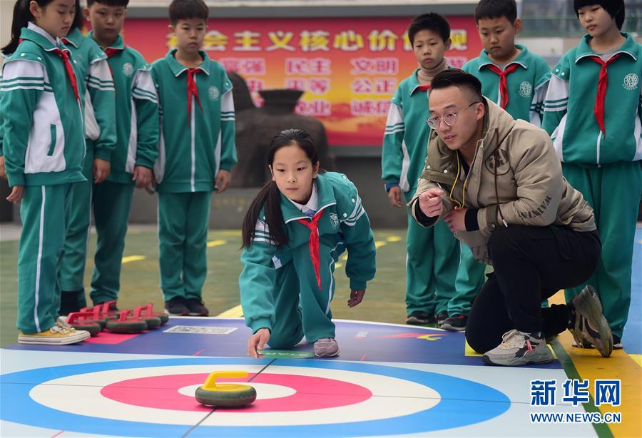 11月17日，在沧州市实验小学，教练给学生们讲解陆地冰壶的动作要领。 近年来，河北省沧州市持续推进“冰雪运动进校园”活动，将陆地冰壶、轮滑等旱地冰雪运动引入学校，培养青少年的参与热情。 新华社发（傅新春 摄）