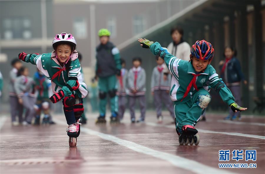 11月17日，沧州市实验小学的学生进行轮滑训练。 近年来，河北省沧州市持续推进“冰雪运动进校园”活动，将陆地冰壶、轮滑等旱地冰雪运动引入学校，培养青少年的参与热情。 新华社发（傅新春 摄）