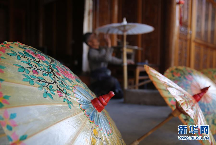 11月17日，荥阳村的纸伞艺人在制作油纸伞。 云南省腾冲市固东镇荥阳村有着上百年制作油纸伞的历史，但机制雨伞的出现和其价格优势，让手工制作的油纸伞市场越来越小。近年来，随着当地旅游业的兴起，样式别致、图案精美的油纸伞作为工艺品受到游客青睐，传承百年的油纸伞焕发了新的生机。 新华社发（梁志强 摄）
