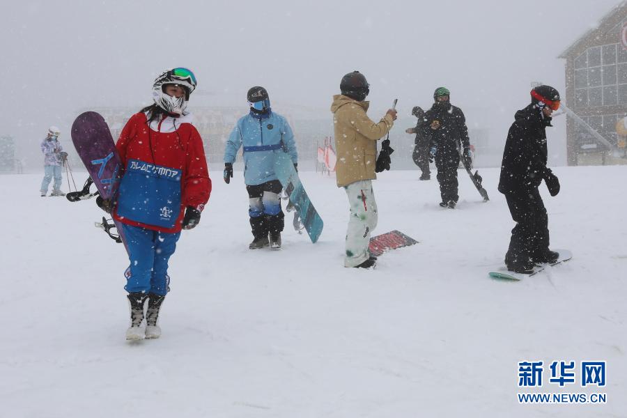 11月18日，滑雪爱好者进入崇礼区一滑雪场，准备滑雪。当日，河北省张家口市崇礼区迎来一场大范围降雪，滑雪场银装素裹，吸引人们前往体验滑雪的魅力。新华社发（武殿森 摄）