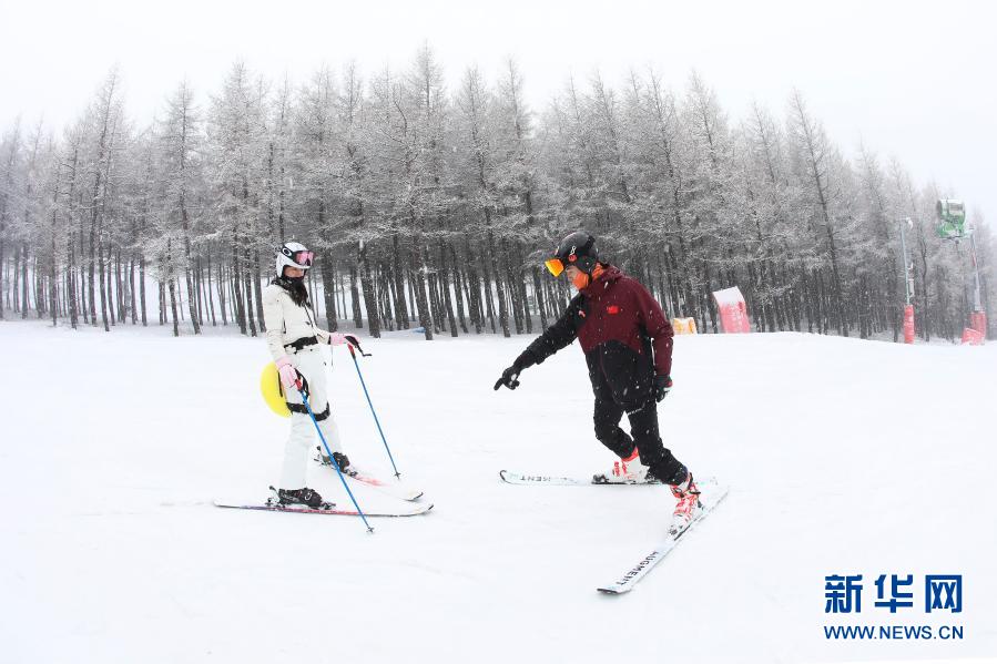 11月18日，滑雪爱好者在崇礼区一滑雪场滑雪。当日，河北省张家口市崇礼区迎来一场大范围降雪，滑雪场银装素裹，吸引人们前往体验滑雪的魅力。新华社发（武殿森 摄）