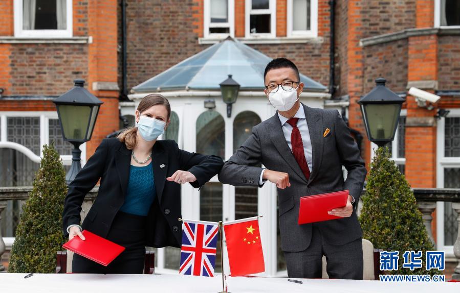 10月16日，在英国伦敦，代表中国国家文物局的中国驻英国大使馆文化处一秘于果（右）和代表英国大都会警察局的探员苏菲·海斯签署文物接收确认书。新华社记者 韩岩 摄