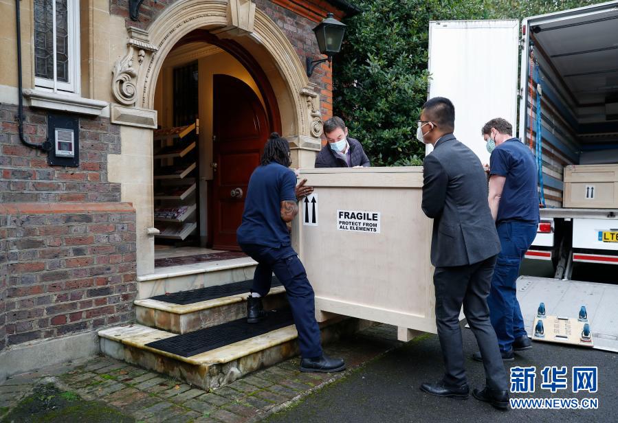 10月16日，在英国伦敦，工作人员协助中国驻英国大使馆文化处清点文物。新华社记者 韩岩 摄