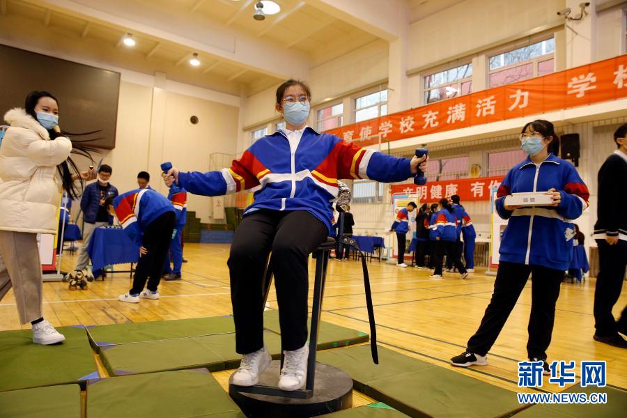 11月18日，学生通过实验了解“动量守恒”。当日，北京市第五中学举行校园科技嘉年华。本次活动涵盖物理、化学、生物、地理、人工智能等学科，同学们参与VR互动、显微镜观察、离心运动实验等活动，探索科学奥秘，激发学习兴趣。新华社发（周良 摄）