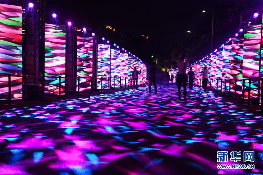 这是11月18日拍摄的广州海心沙公园的梦幻灯光走廊。 当晚，2020年第十届广州国际灯光节正式亮灯。广州塔色彩斑斓，海心沙公园、花城广场光影变幻，吸引众多游人观看。 新华社记者 邓华 摄