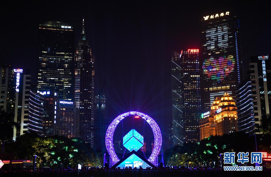 这是11月18日拍摄的广州花城广场上的灯光装置。 当晚，2020年第十届广州国际灯光节正式亮灯。广州塔色彩斑斓，海心沙公园、花城广场光影变幻，吸引众多游人观看。 新华社记者 邓华 摄
