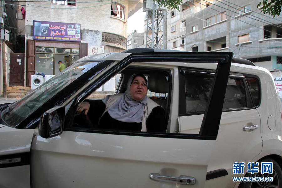 11月18日，纳伊拉·阿布·朱巴在加沙城驾驶出租车。39岁的巴勒斯坦人纳伊拉·阿布·朱巴是巴勒斯坦地区的首位女出租车司机。她建立了一个只服务女乘客的出租车公司“穆赫塔拉出租车”。在此之前，虽然巴勒斯坦妇女与男性有着同样的合法驾驶汽车的权利，但是出租车生意一直被男性垄断。新华社发（里泽克摄）