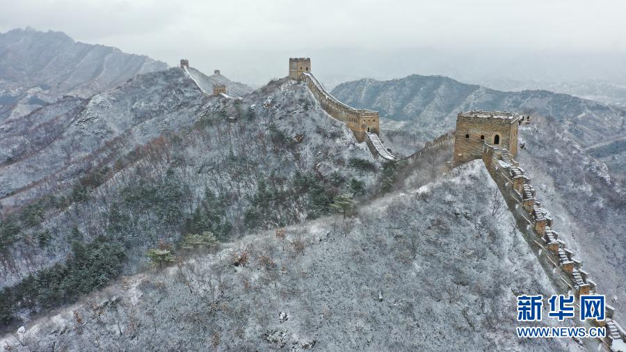 这是11月19日拍摄的金山岭长城雪景（无人机照片）。近日，河北省滦平县迎来降雪。位于滦平县的金山岭长城银装素裹，壮美如画。新华社发（周万平 摄）