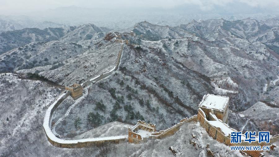 这是11月19日拍摄的金山岭长城雪景（无人机照片）。新华社发（周万平 摄）