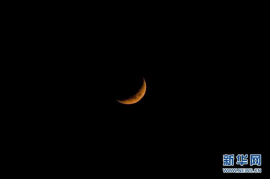 11月19日，弯弯的月亮挂在北京天空。 新华社记者 彭子洋 摄