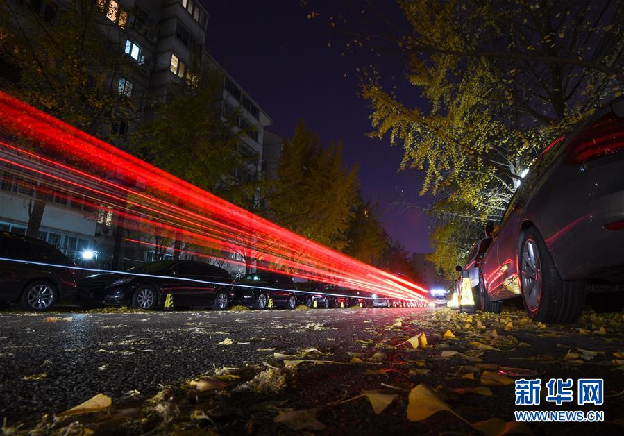 11月19日在北京西城区金融街附近拍摄的夜景。 新华社记者 陈晔华 摄