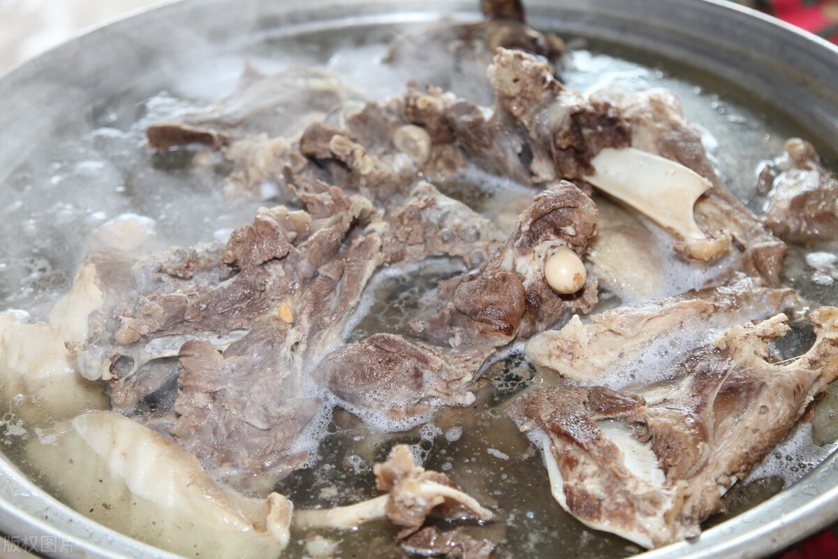羊肉去膻味,除了用香料,还可以用4大类方法,使羊肉香嫩汤更鲜