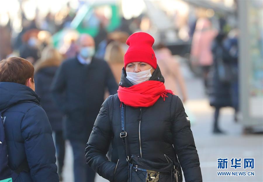 11月20日，行人在白俄罗斯首都明斯克佩戴口罩出行。 据白俄罗斯卫生部20日消息，过去24小时白新增确诊病例1457例，累计120847例；累计死亡1081例；累计治愈100749例。 新华社发（任科夫摄）