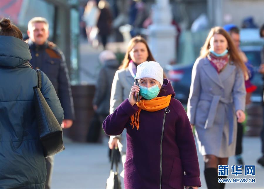 11月20日，行人在白俄罗斯首都明斯克佩戴口罩出行。 据白俄罗斯卫生部20日消息，过去24小时白新增确诊病例1457例，累计120847例；累计死亡1081例；累计治愈100749例。 新华社发（任科夫摄）