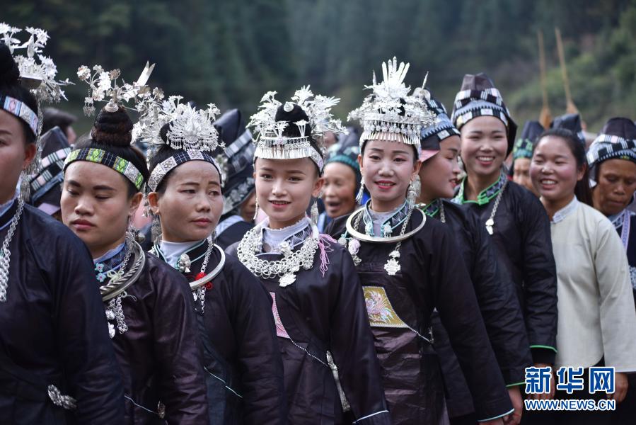         11月21日，在贵州省丹寨县扬武镇乌湾村，少数民族群众身着节日盛装参加“吃新节”。　　当日，贵州省黔东南苗族侗族自治州丹寨县扬武镇乌湾村举行传统“吃新节”，来自周边村寨的上千名少数民族群众，穿戴着传统节日盛装欢聚一堂，共庆佳节。　　新华社发（杨武魁 摄）