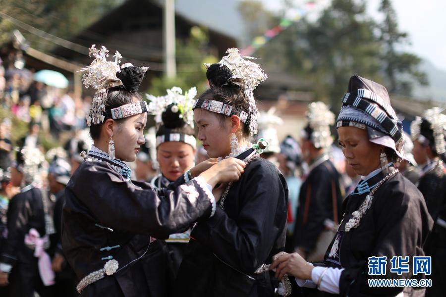       11月21日，在贵州省丹寨县扬武镇乌湾村，少数民族群众在芦笙场上整理盛装。　　当日，贵州省黔东南苗族侗族自治州丹寨县扬武镇乌湾村举行传统“吃新节”，来自周边村寨的上千名少数民族群众，穿戴着传统节日盛装欢聚一堂，共庆佳节。　　新华社发（黄晓海 摄）